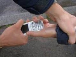 У школьников отбирают телефоны на улице