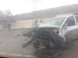 Страшная авария: машина влетела в бетонную стену (Фото)