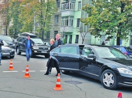 Тимошенко сопровождает в Раду целый эскорт охраны (видео)