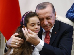 Твитившая из Алеппо девочка встретилась с Эрдоганом
