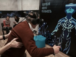Видеофакт: пожилой белорус испытал VR-шлем HTC Vive