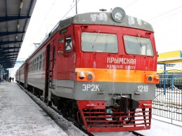 Снегопады не повлияли на движение пригородных и грузовых поездов в Крыму (ФОТО)