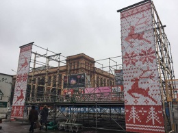 В Днепре завершают оформление центрального новогоднего городка