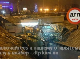 В Киеве Mercedes слетел с дороги на крышу торгового павильона