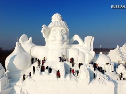 В Китайском Харбине соорудили огромного снеговика - 34 метра в высоту