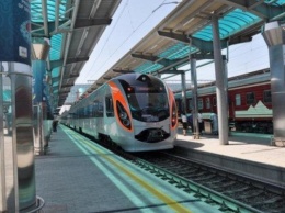 «Укрзализныця» назначила 29 дополнительных поездов на праздники