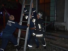 Харьковские спасатели вынесли из горящей квартиры 80-летнего мужчину