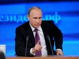 На пресс-конференцию Владимира Путина журналисты пришли со странными плакатами