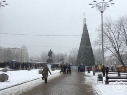 В Донецке открыли Новогоднюю елку - движение перекрыто, патруль проверяет людей с рюкзаками (ФОТО)