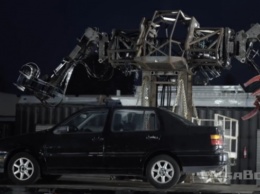 Появилось впечатляющее видео, как гигантский робот уничтожает авто