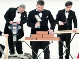 Украинские строители сыграли рождественский хит на строительных инструментах (видео)