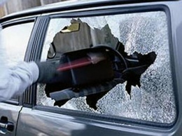 Грабитель разбил стекло авто, чтобы поживиться