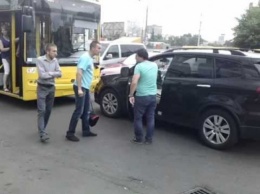 В Киеве водитель на внедорожнике заблокировал троллейбус (видео)