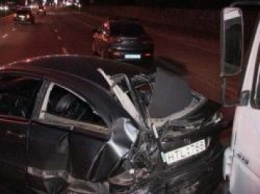 ДТП в Киеве: на Набережном шоссе грузовик протаранил Mercedes. видео