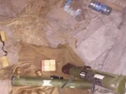 Пограничники обнаружили тайник с оружием в Луганской области