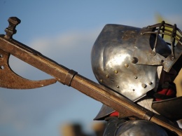 На фестивале «Генуэзский шлем» будут штурмовать «потешную» крепость, стрелять из пушек и петь баллады (ПРОГРАММА)