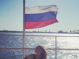 Ксения Собчак снялась полуобнаженной на фоне российского флага