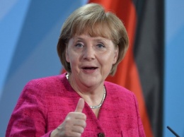 Меркель делает рождественские закупки в сопровождении охраны
