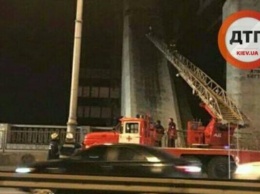 В Киеве спасатели сняли с моста малолетних детей