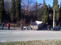 В ДТП с КамАЗом на крымской трассе пострадал водитель "Жигулей" - жертв нет