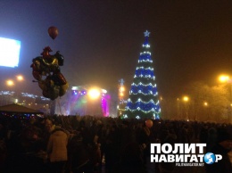 Осадный Донецк украсили к Новому году: Елку зажгли под грохот орудий