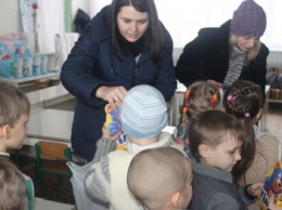 Мариупольские "азовцы" помогли детям Красногоровки (ФОТО)