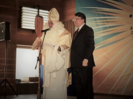 Известнейшего богатыря Украины вырядили в Святого Николая