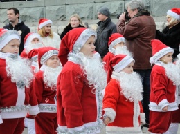 В Ялте нашествие Дедов Морозов. 600 человек с бородой из ваты прошли по городу (ФОТО)