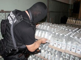 В Киеве изьяли две цистерны удушающего контрафакта, который продавали под видом водки