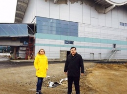 Саакашвили с Бобровской прошлись по недостроенному терминалу Одесского аэровокзала