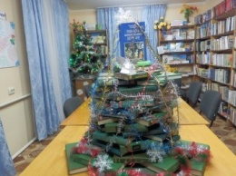 В Херсонской библиотеке выросла книжная елка (фото)