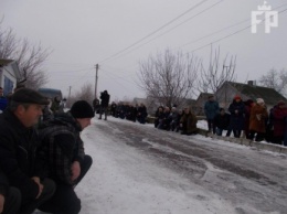 В Запорожской области с погибшим бойцом прощались, стоя на коленях (фото)