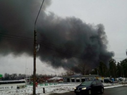 В Киеве произошел масштабный пожар возле станции метро