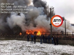 Пожар на "Дарынке" в Киеве: Угроза распространения огня ликвидирована