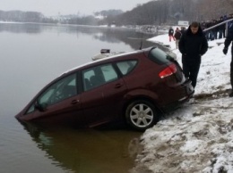 Автомобиль, затонувший в Десне, нашли. В нем труп 42-летнего черниговца