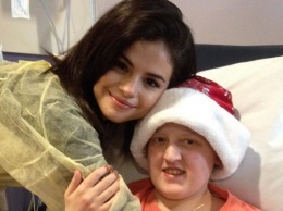 Тяжелобольная Селена Гомес поздравила деток в больнице с Рождеством: трогательные фото