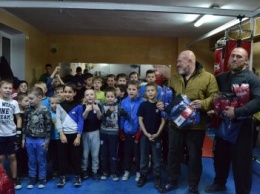 В преддверии Нового года в Гаспре поздравили юных боксеров