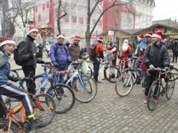 В центре Одессы Деды морозы на велосипедах поздравляли детей (ФОТО, ВИДЕО)