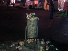 В Николаеве на площади возле новогодней елки лежат горы мусора: горожане обвинили в беспорядке продавцов кофе
