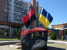 В Черкассах надругались над памятником Бандере и Шухевичу: появилось фото