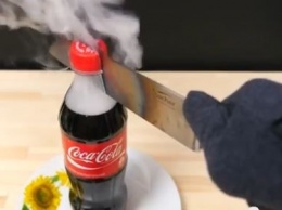 Раскаленный до 1000 °C нож против бутылки с газировкой (ВИДЕО)