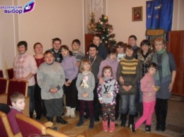 Накануне Нового года активисты "Украинского выбора" поздравили детей по всей стране