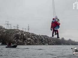 Запорожские Деды Морозы прыгают с мостов и катаются на каяках