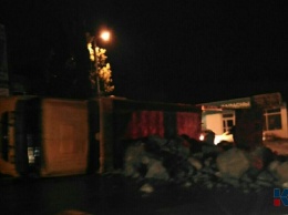 В Ялте опрокинулся грузовик с камнем (ФОТО)