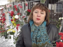 Стало известно, кто носит цветы к посольству России в Киеве: опубликовано видео