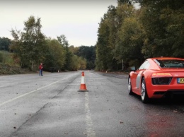 Спорткар Audi R8 сравнили в дрэге с игрушечным радиоуправляемым суперкаром + видео