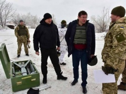 Ю.Луценко передал бойцам Торецка беспилотник