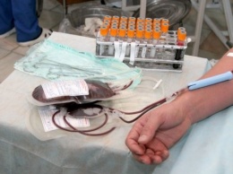 Днипровцы в больнице Мечникова сдают кровь для раненых бойцов