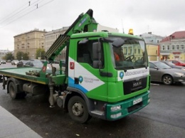 В Москве эвакуатор помял автомобиль