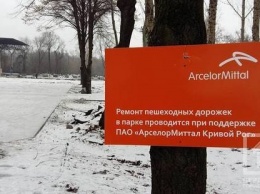На Соцгороде АМКР "похвастался" спонсорством ремонта дорожек, прибив рекламу к дереву